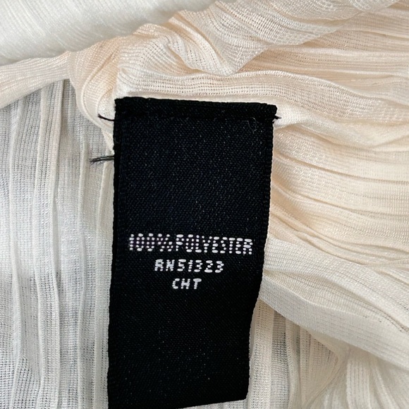 Josephine Chaus Women’s Cream Button Up Crinkle Blouse, size Large - Picture 9 of 9